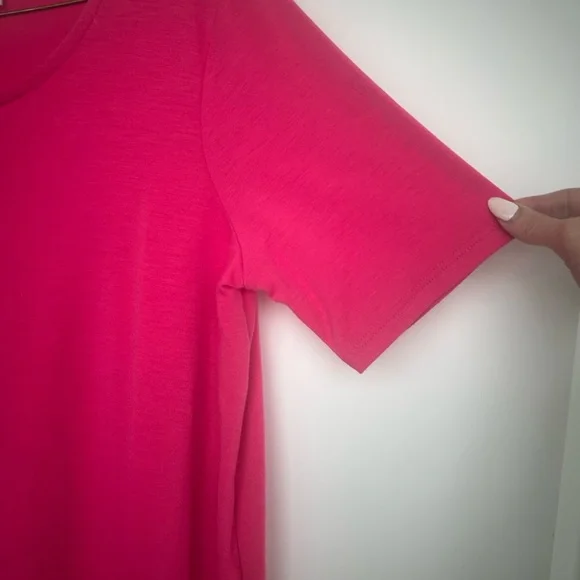 Zenana Short Sleeve Dolphin Hem Shell Button Top in Hot Pink Size Small NWOT - Picture 4 of 5